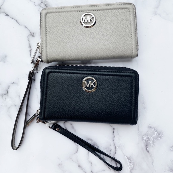 Michael Kors Handbags - SALE‼️‼️Michael Kors Jet Set Wallet Phone Wristlet